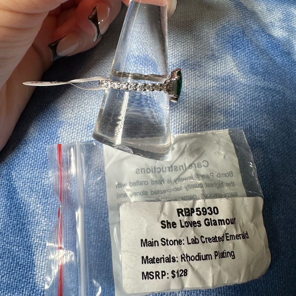 She loves glamour - by bomb party - Picture 3 of 5